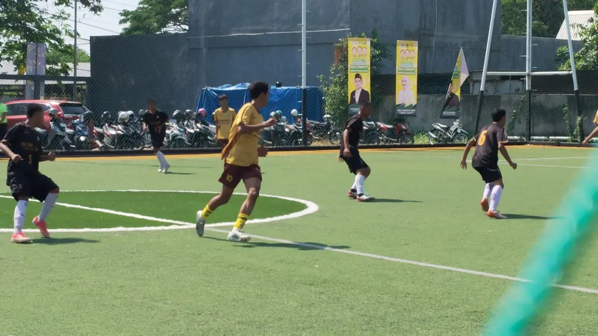 SENGIT : Laga SMA N 1 Gresik (kuning) berjibaku melawan sesama tim Gresik, SMK PGRI 1 Gresik. (Riri/Radar Gresik)