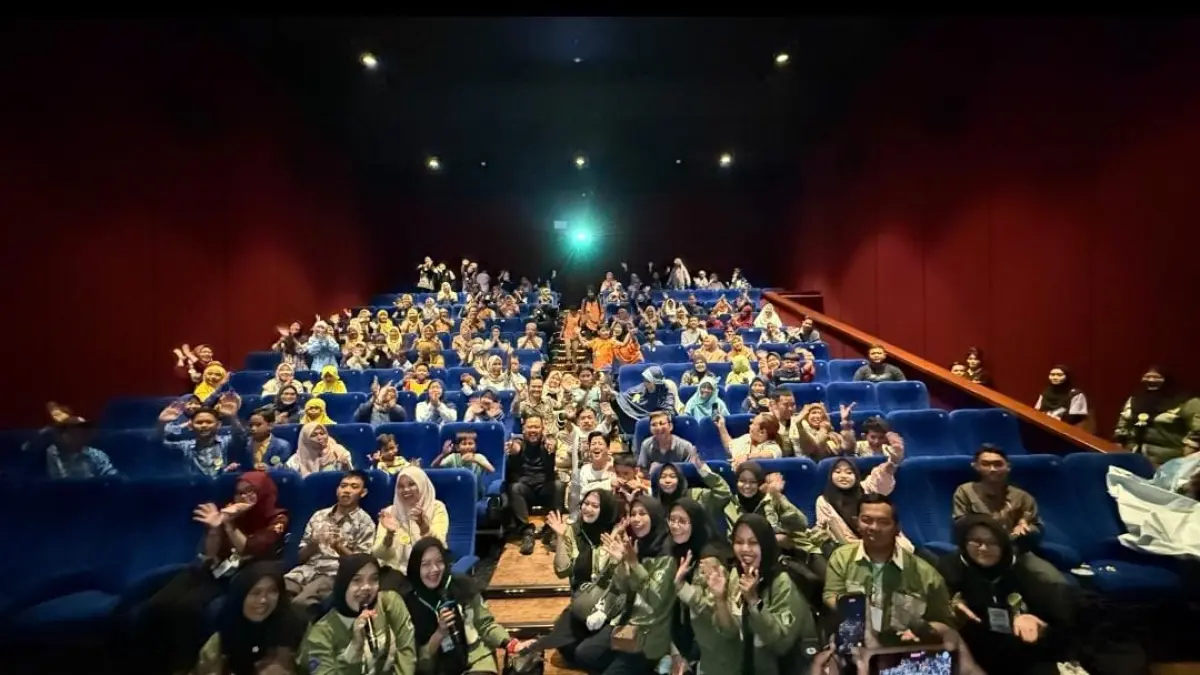 KOMITMEN PENUH : Pemkab Gresik bersama UPT LP ABK Dinas Pendidikan sukses menggelar "Gas Nobar" film inspiratif Istimewa di XXI Gressmall Gresik. Acara ini dihadiri langsung oleh Bupati Gresik, Fandi Akhmad Yani &nbsp;dan menghadirkan aktor muda asal Gresik, Rein, yang turut membintangi film tersebut. (IST/ RADAR GRESIK)