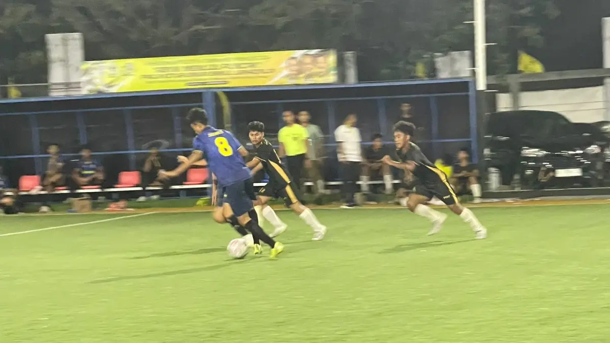 BERJIBAKU : Tim MAN 2 Gresik jersey hitam bersangat menatap babak semifinal. (Foto : Novi/Radar Gresik)