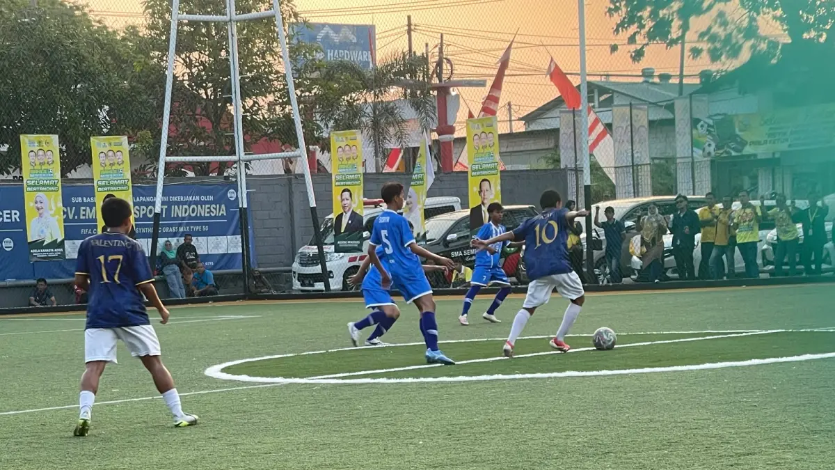 Bertanding : SMA N 1 Manyar berhasil mengamankan tiket semi-final usai mengalahkan SMA N 1 Sidoarjo. (Foto : Novi/Radar Gresik)