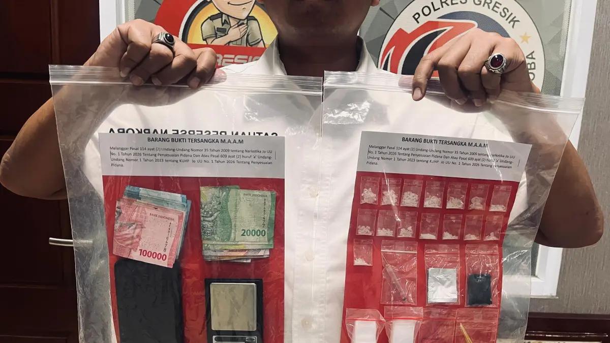 DIAMANKAN: Tersangka MAAM dan barang bukti sabu saat diamankan anggota Satresnarkoba Polres Gresik. (Foto : Ist/Radar Gresik)