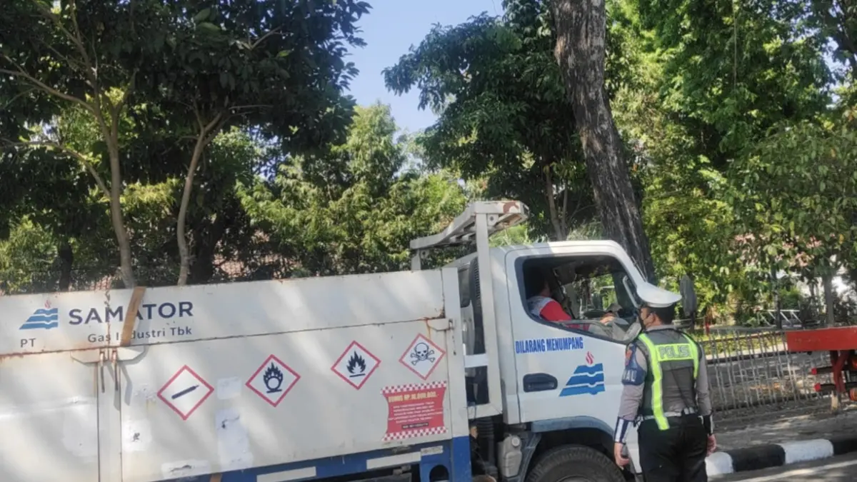 DITINDAK: Anggota Satlantas Polres Gresik saat melakukan penindakan dan penertiban truk bertonase tinggi yang masuk kawasan tertib lalu lintas. (Foto : Ist/Radar Gresik)