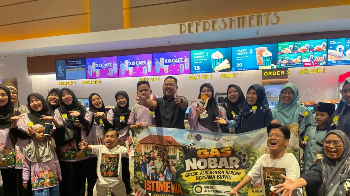 KUATKAN KEPEDULIAN SOSIAL : Bank Jatim turut berbangga dapat membersamai langkah Pemkab Gresik dan UPT LP ABK Dinas Pendidikan dalam acara nonton bareng film Istimewa yang begitu inspiratif di XXI Gressmall Gresik. (NOVIA/ RADAR GRESIK)
