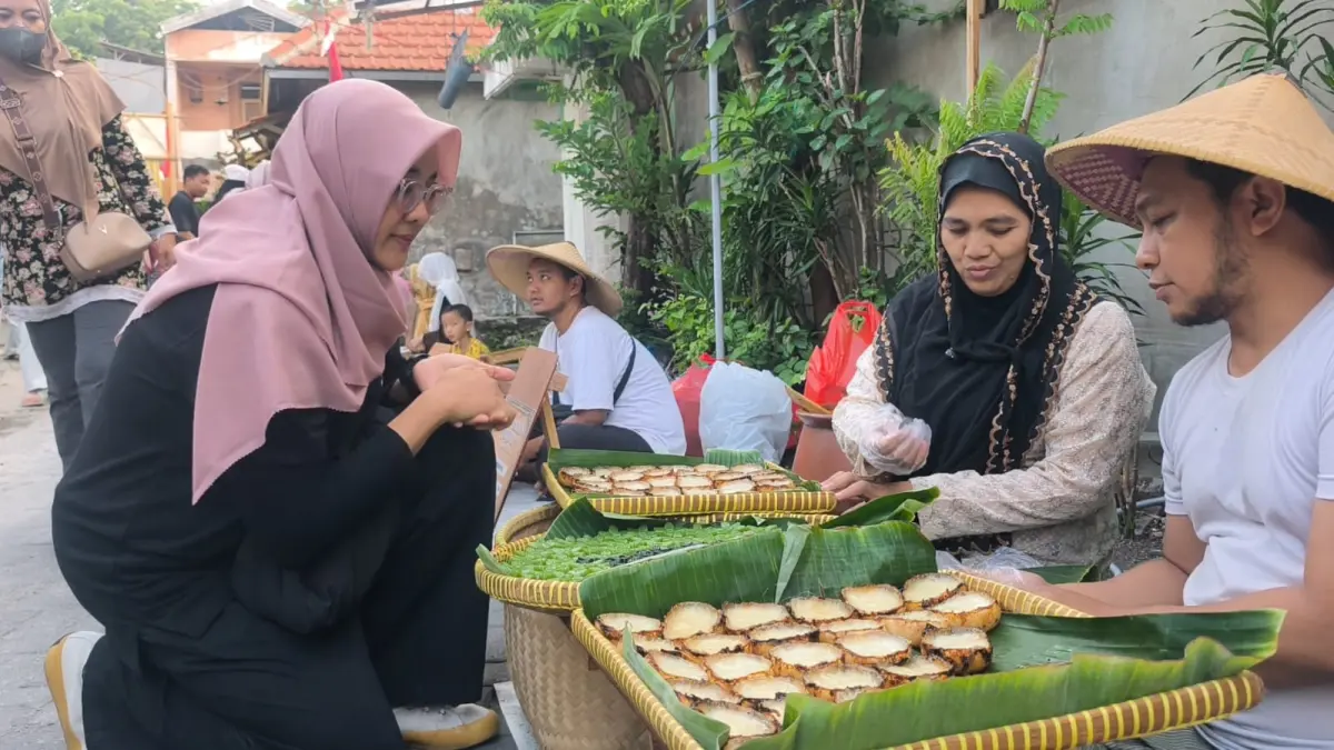 LESTARIKAN BUDAYA: Disparekrafbudpora saat meninjau jajanan tradisional Serebeh Tumpuk dan Kowi dalam acara Pasar Panganan Giri Biyen. (Foto : Dok/Radar Gresik)