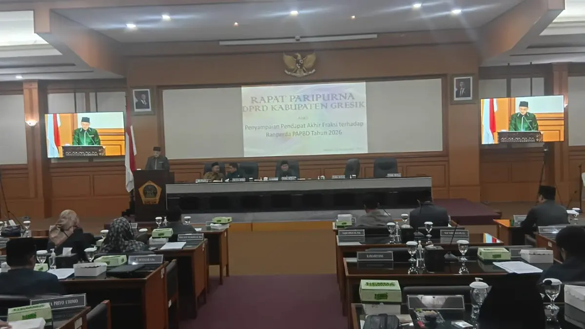 MEMBACAKAN: Anggota Fraksi PKB DPRD Gresik, M Khusnul Aqib, saat membacakan pendapat akhir Raperda P-APBD 2026. (Foto ; Fajar/Radar Gresik)