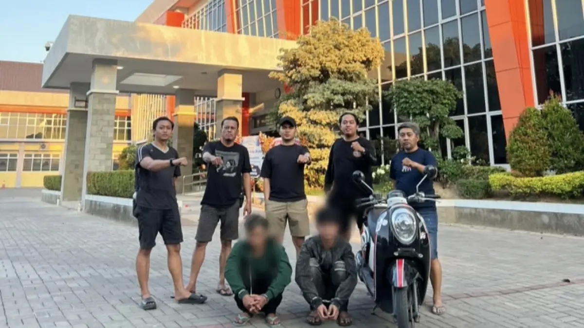 DIAMANKAN: Anggota Resmob Satreskrim Polres Gresik saat mengamankan dua tersangka kasus pencurian sepeda motor di Mapolres Gresik. (Foto : Ist/Radar Gresik)