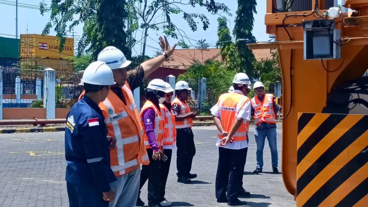 DITINJAU: KSOP Utama Tanjung Perak saat meninjau kesiapan satu unit E-RTG baru di Terminal Petikemas Nilam sebelum direncanakan beroperasi pada Oktober 2026. (Foto : Ist/Radar Gresik)