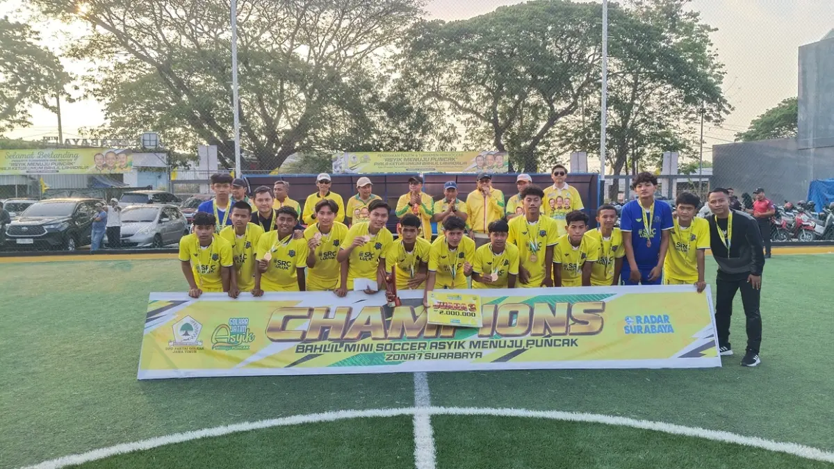JUARA III: Tim MAN 2 Gresik merayakan keberhasilan meraih juara III Bahlil Mini Soccer 2026. (Foto : Riri/Radar Gresik)