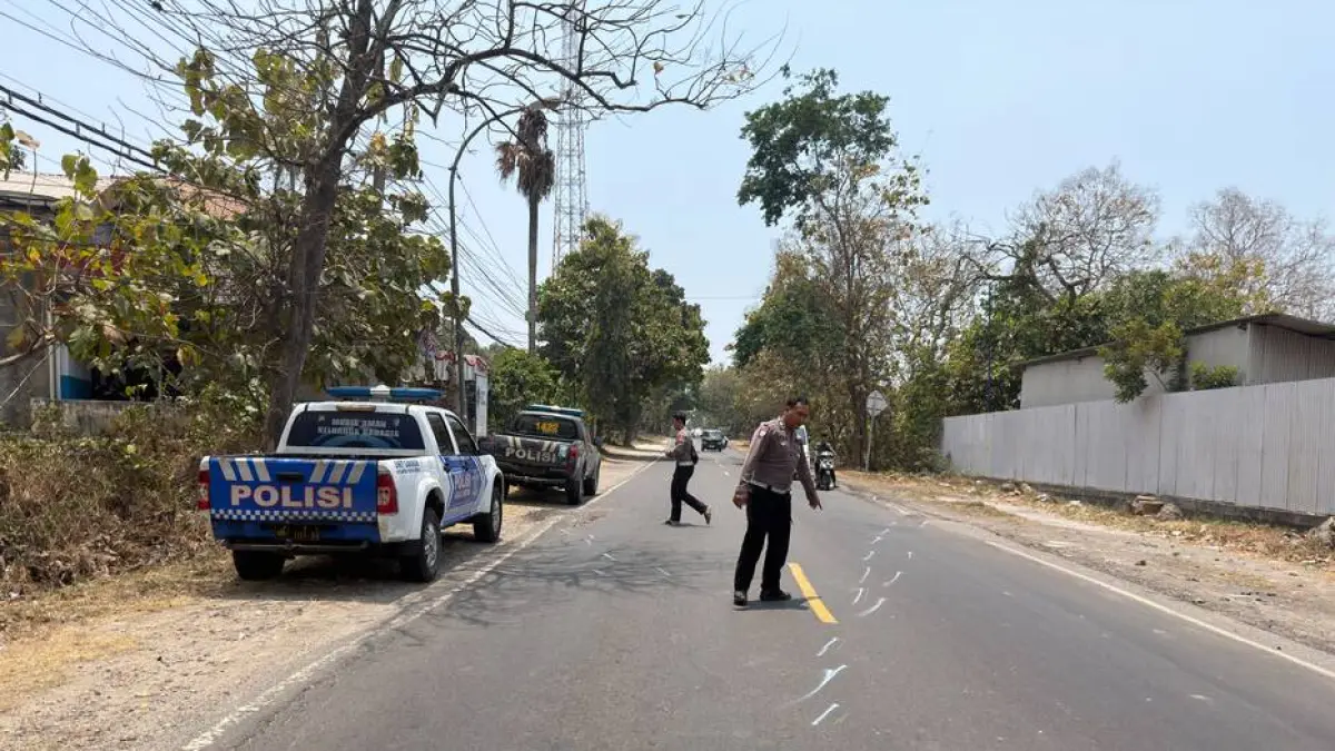 OLAH TKP : Anggota polisi saat melakukan olah TKP kecelakaan dua sepeda motor di Jalan Raya Deandles, Desa Prupuh, Kecamatan Panceng, Gresik. (Foto : Ist/Radar Gresik)