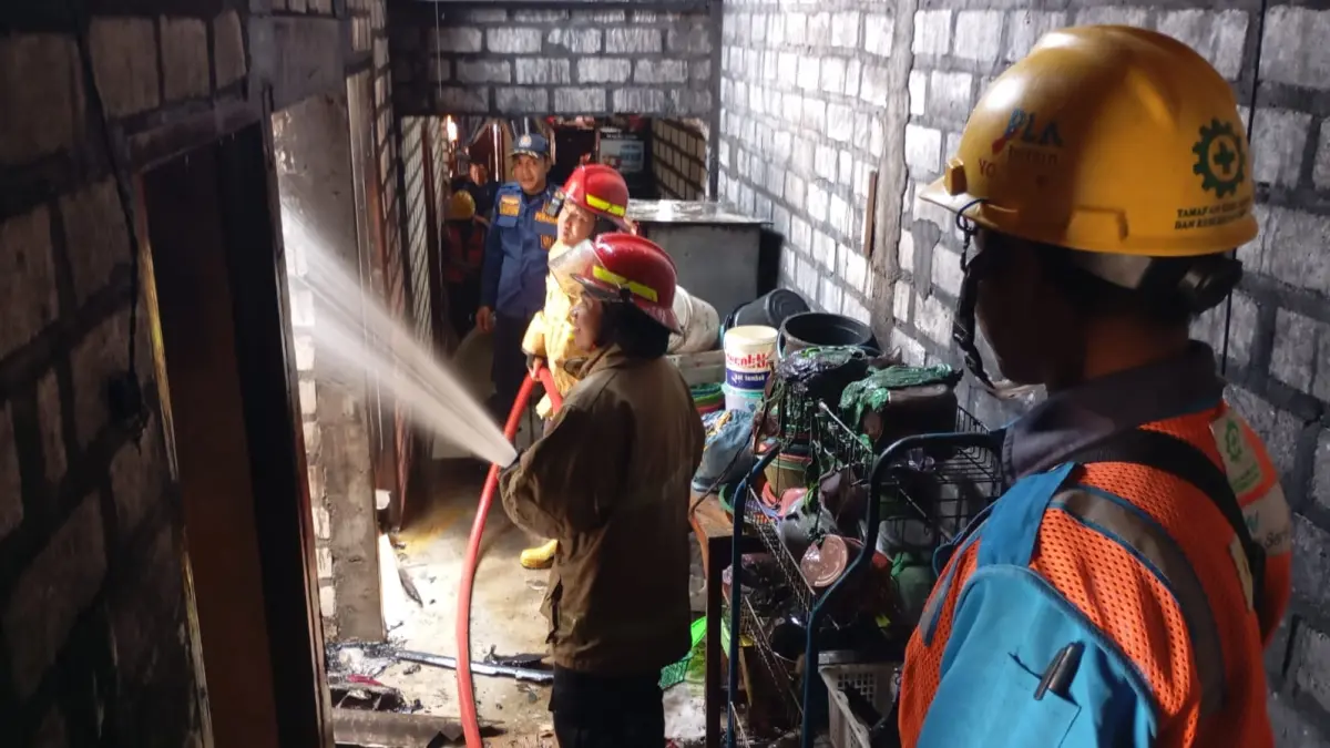 PEMADAMAN: Petugas Damkar Pos Dukun saat melakukan pemadaman kebakaran rumah warga di Desa Sunggonglegowo, Kecamatan Bungah, Gresik. (Foto : Ist/Radar Gresik)