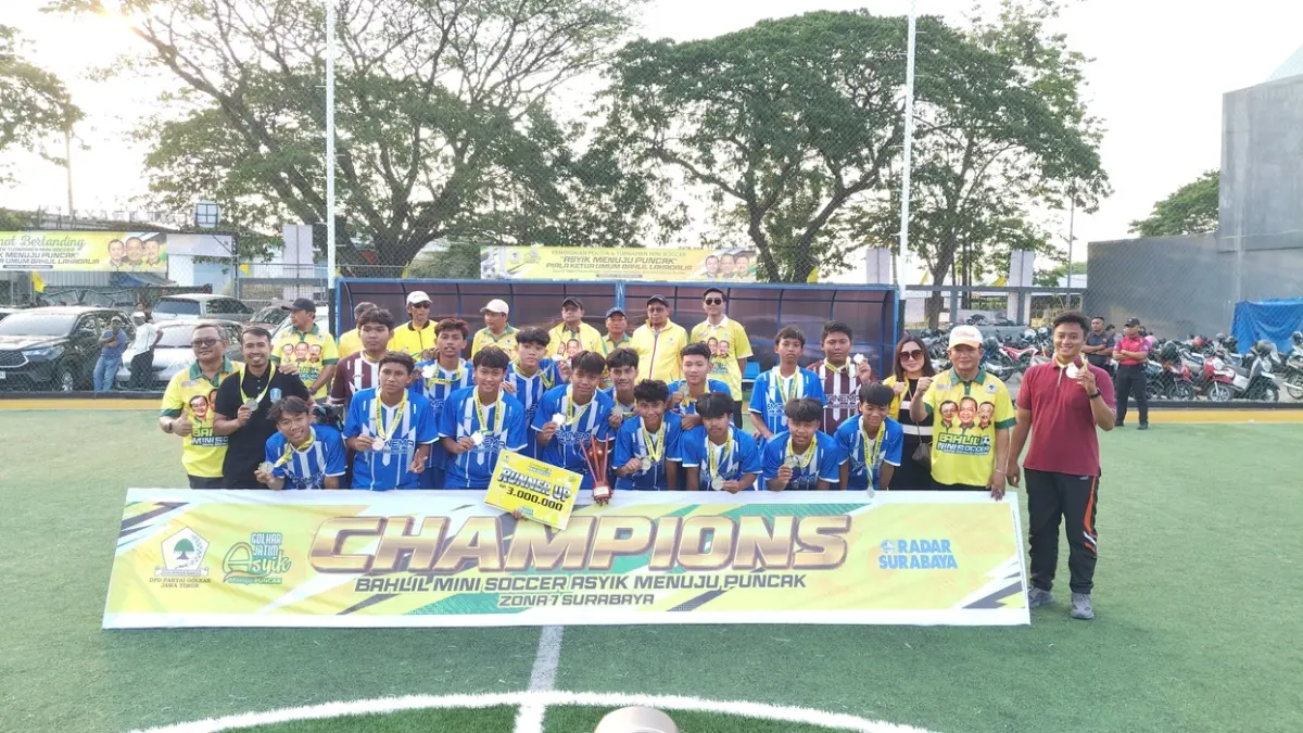 RUNNER-UP: Tim SMA Negeri 1 Manyar Gresik berfoto bersama setelah meraih posisi runner-up Bahlil Mini Soccer 2026 Zona 7 Surabaya Raya. (Foto : Riri/Radar Gresik)