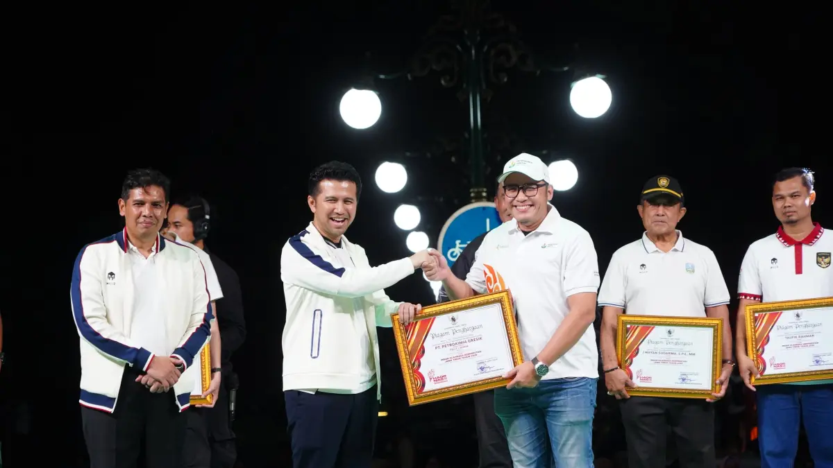 Penghargaan “JATIM SPORT1V” kategori Badan Usaha Peduli Olahraga diserahkan Wakil Gubernur Jawa Timur Emil Elestianto Dardak kepada VP Komunikasi Korporat Petrokimia Gresik, Ari Primantara yang mewakili manajemen perusahaan dalam rangkaian peringatan Hari Olahraga Nasional (Haornas) 2026 di Surabaya, Minggu (20/9).