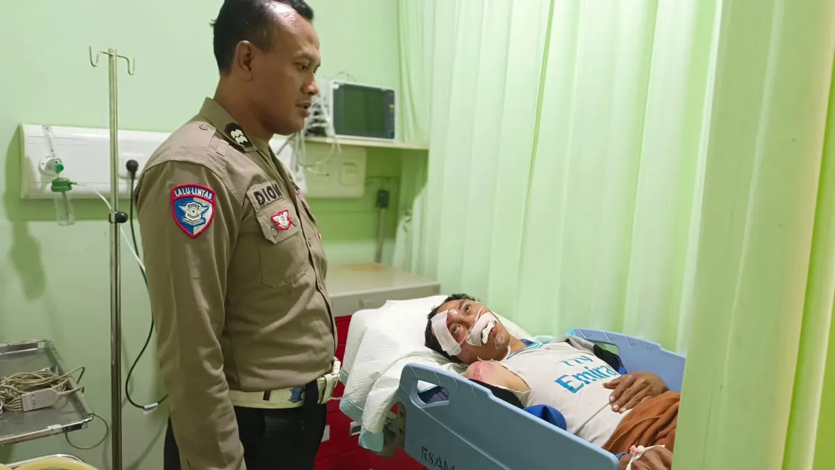 DIRAWAT : Korban sat mendapatkan perawatan medis usai terjatuh saat mengejar pelaku curanmor di Jalan Mojosarirejo, Kecamatan Driyorejo, Gresik. (Foto : Ist/Radar Gresik)