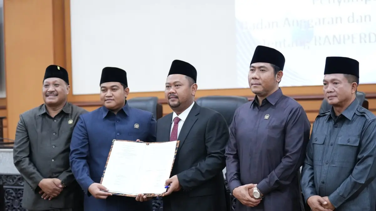 DPRD Kabupaten Gresik dan Pemkab Gresik resmi menyetujui Ranperda Perubahan APBD (P-APBD) Tahun Anggaran 2026 dalam rapat paripurna. (Foto : Fajar/Radar Gresik)