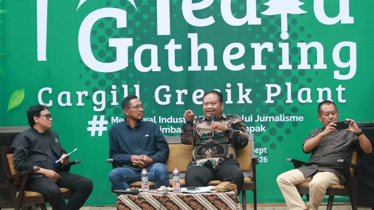 HIJAUKAN KAWASAN: Perwakilan Cargill Indonesia bersama insan pers dan sejumlah organisasi wartawan menggelar dialog di kawasan konservasi Prigen, Kabupaten Pasuruan. (Foto : Ist/Radar Gresik)
