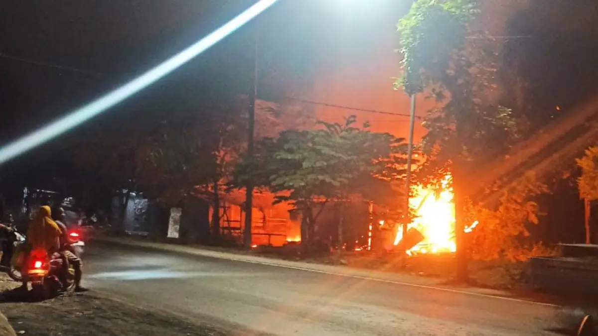 KEBAKARAN : Petugas Damkar Gresik saat melakukan pemadaman kebakaran sebuah bengkel las di Jalan Raya Ngawen, Desa Ngawen, Kecamatan Sidayu, Gresik. (Foto : Ist/Radar Gresik)