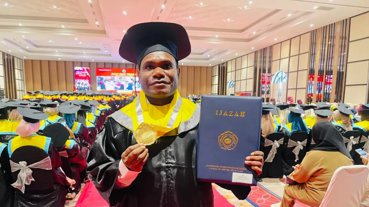 MENJEMPUT MIMPI : Mengenal perjuangan Ernes Kayame, wisudawan asal kampung pelosok Papua yang berhasil merengkuh gelar sarjana pendidikannya di Universitas Muhammadiyah Gresik (UMG) dengan IPK 3,37. (NOVIA/ RADAR GRESIK)