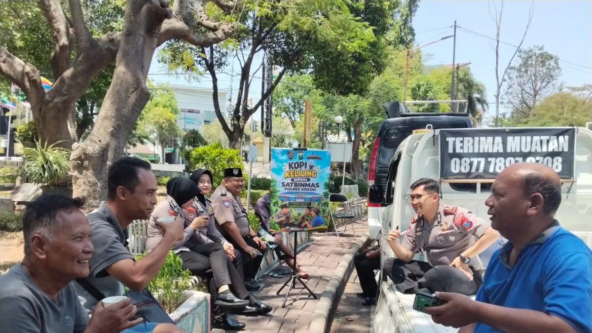 NGOPI BARENG : Anggota Satbinmas Polres Gresik saat ngopi bareng warga untuk berdiskusi dan menyerap aspirasi di kawasan Bundaran GKB Gresik. (Foto : Ist/Radar Gresik)