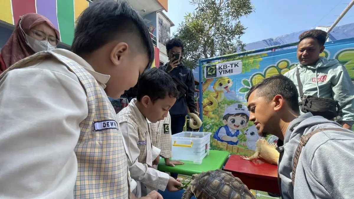 PENUH EDUKASI: Siswa-siswi KB-TK YIMI Gresik mengikuti kegiatan Mini Zoo dengan mengenal berbagai hewan peliharaan dan satwa reptil bersama Komunitas Reptile Gresik. (Foto : Novi/Radar Gresik)