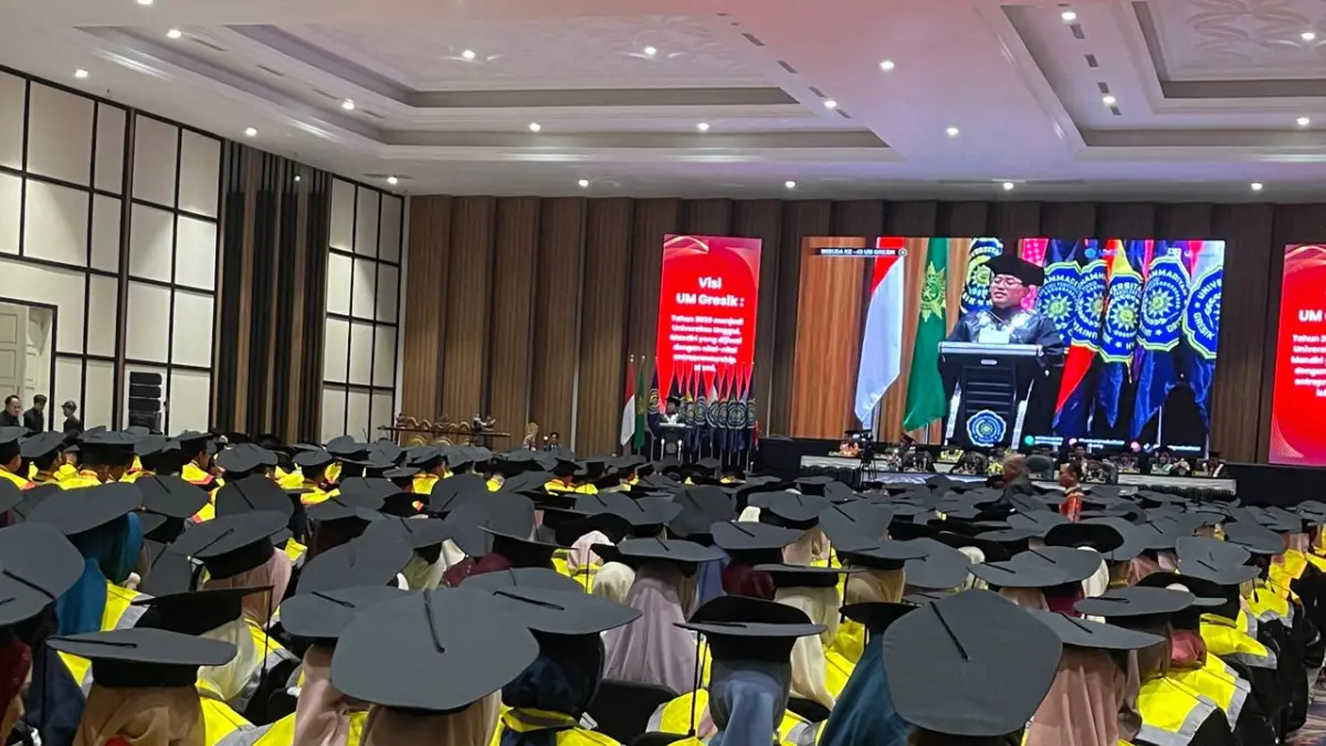 KARIR GLOBAL : momen wisuda kali ini juga ditandai dengan langkah besar menyongsong dunia kerja melalui kerja sama strategis dengan PT STL Chemical Indonesia, menghadirkan "Kelas Khusus STL" bagi mahasiswa untuk berkarier langsung di fasilitas produksi global berstandar rendah karbon. (NOVIA/ RADAR GRESIK)