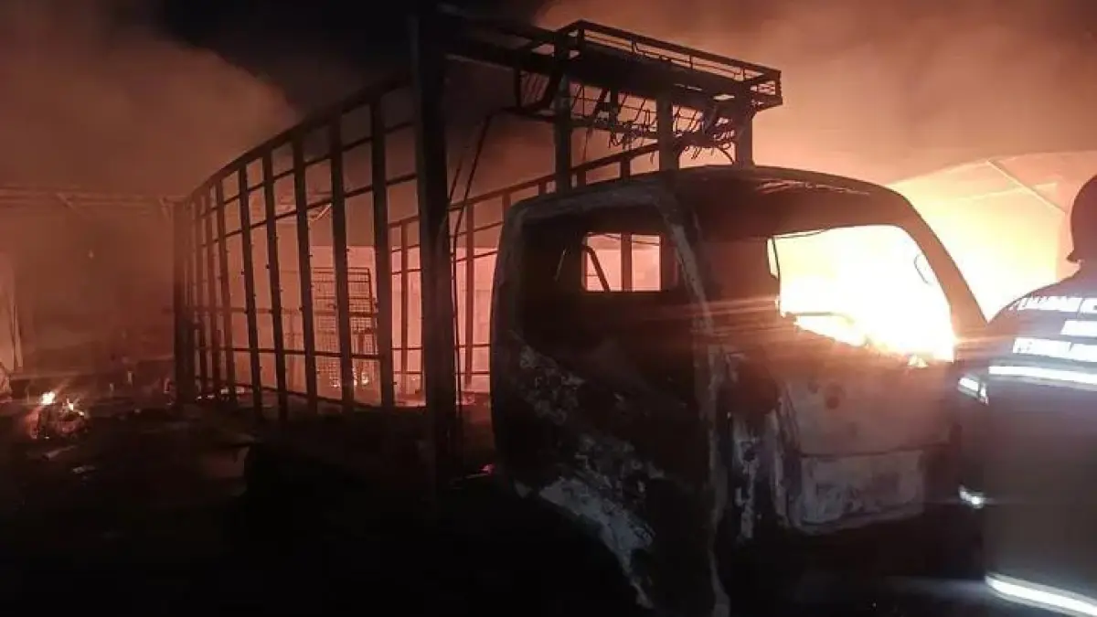 TERBAKAR : Sejumlah kendaraan dan gudang giling plastik di Desa Tenaru, Kecamatan Driyorejo, Gresik, ludes terbakar. (Foto : Ist/Radar Gresik)