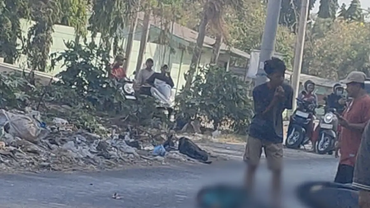TERGELATAK : Seorang pelajar tergletak usai mengalami kecelakaan di Jalan Raya Martadinata, Kelurahan Lumpur, Kecamatan Gresik. (Foto : Ist/Radar Gresik)