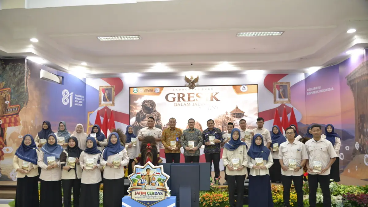 Dinas Pendidikan Provinsi Jawa Timur bersama Musyawarah Guru Mata Pelajaran (MGMP) Sejarah SMA–SMK Kabupaten Gresik resmi meluncurkan buku karya monumental bertajuk “Gresik dalam Jalinan Sejarah Nasional” di Gedung Sabha Nugraha. (Foto : Ist/Radar Gresik)