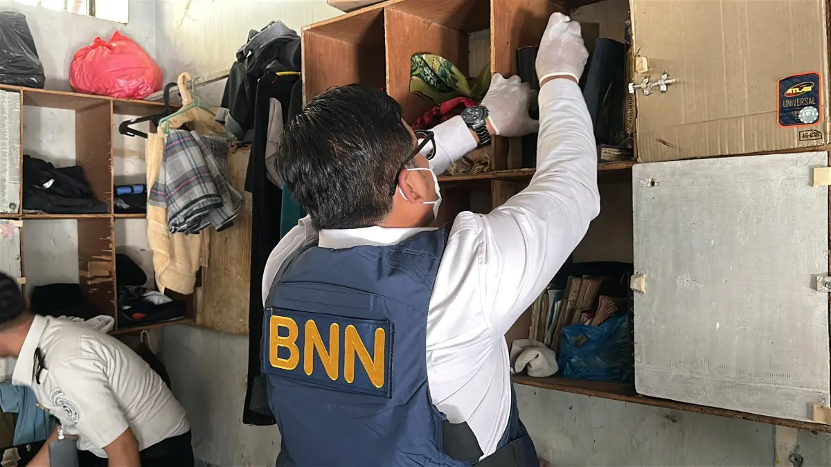 DIGELEDAH : Petugas gabungan saat melakukan penggeledahan dan pemeriksaan di blok hunian warga binaan Rutan Kelas IIB Gresik. (Foto : Ist/Radar Gresik)