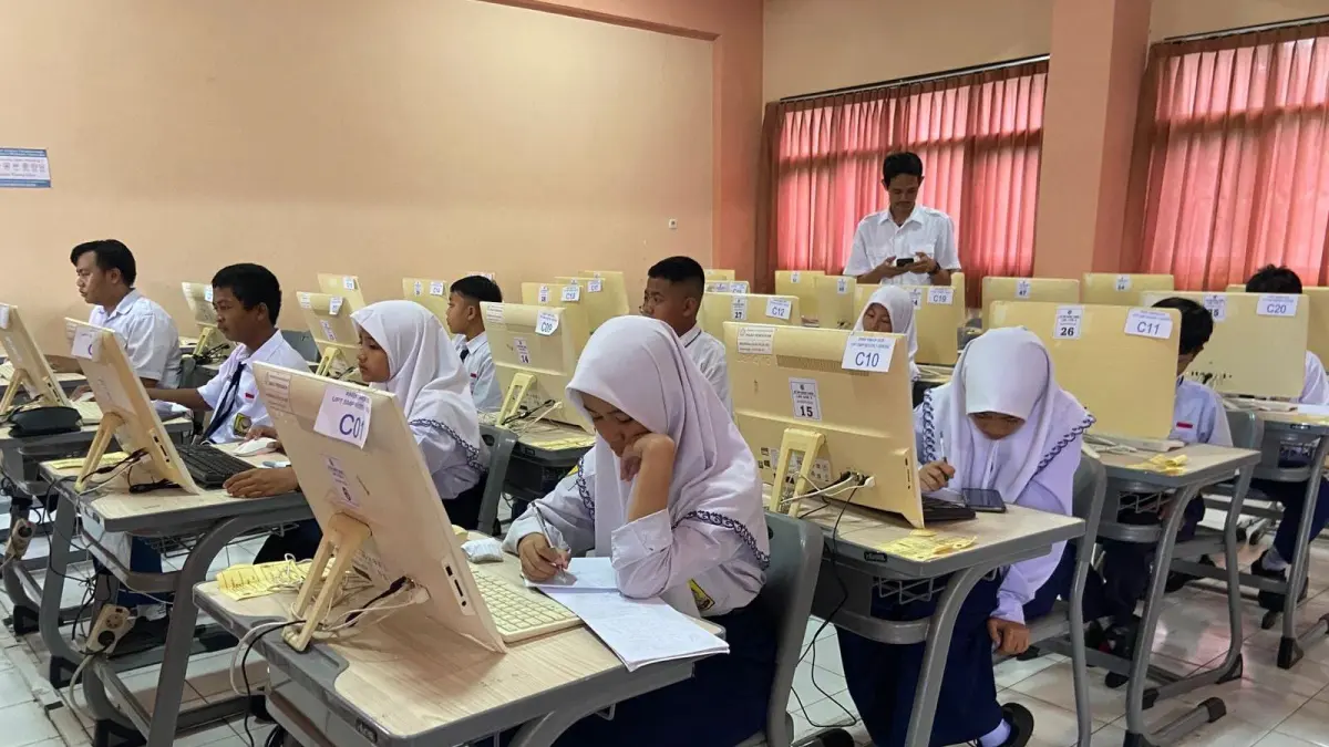 Para siswa mulai lakukan simulasi uji coba TKA. (Foto : Fajar/Radar Gresik)