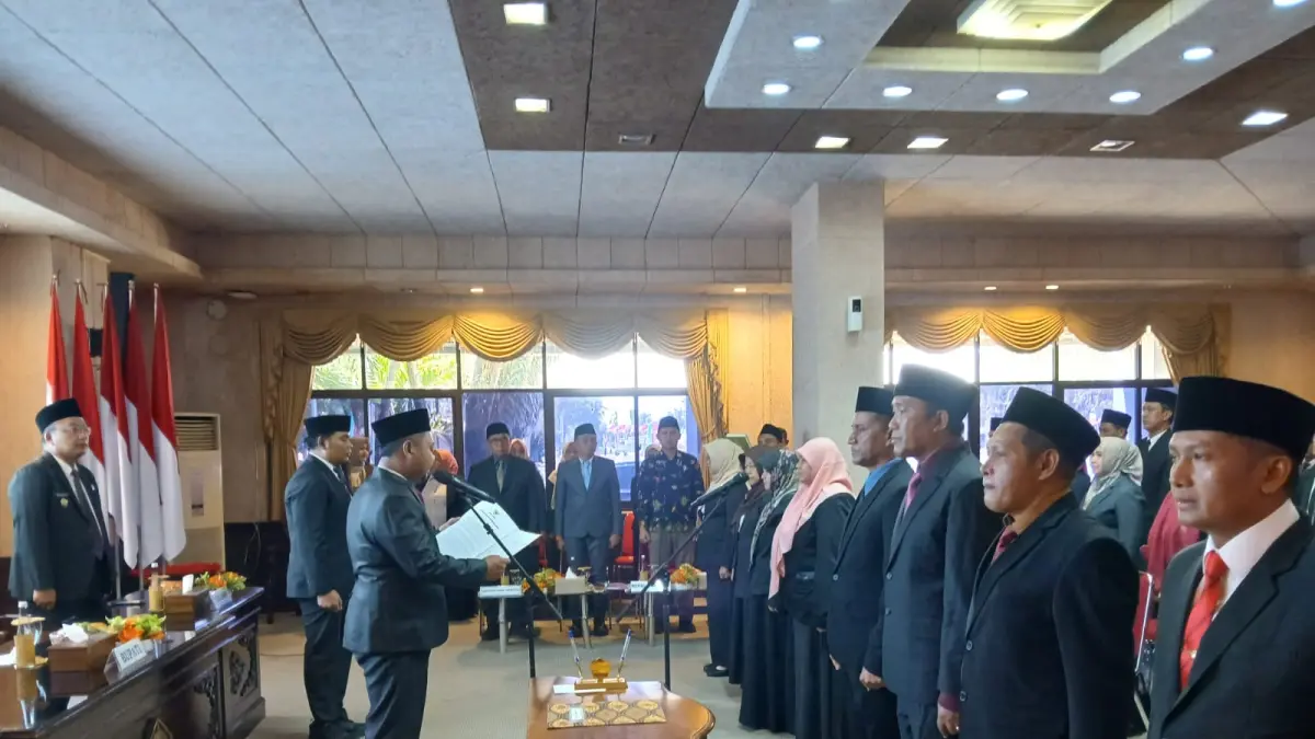 PELANTIKAN : Bupati Gresik Fandi Akhmad Yani saat pelantikan di Pemkab Gresik