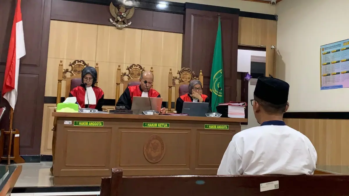 VONIS RINGAN : Sidang putusan terhadap Antoni, terdakwa kasus pemalsuan SK ASN, di Pengadilan Negeri Gresik. (Foto : Ist/Radar Gresik)