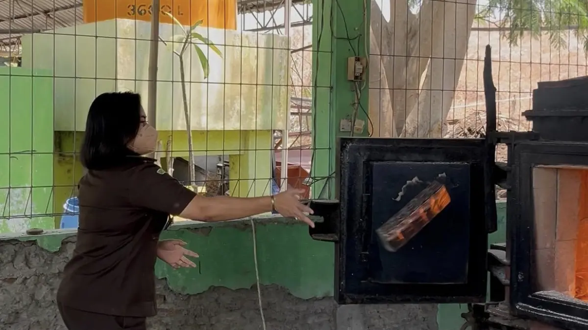 DIMUSNAHKAN : Petugas Kejari Gresik saat memusnahkan 2,39 Juta batang rokok Ilegal hasil perkara yang berkekuatan hukum tetap dengan cara dibakar. (Foto : Ist/Radar Gresik)