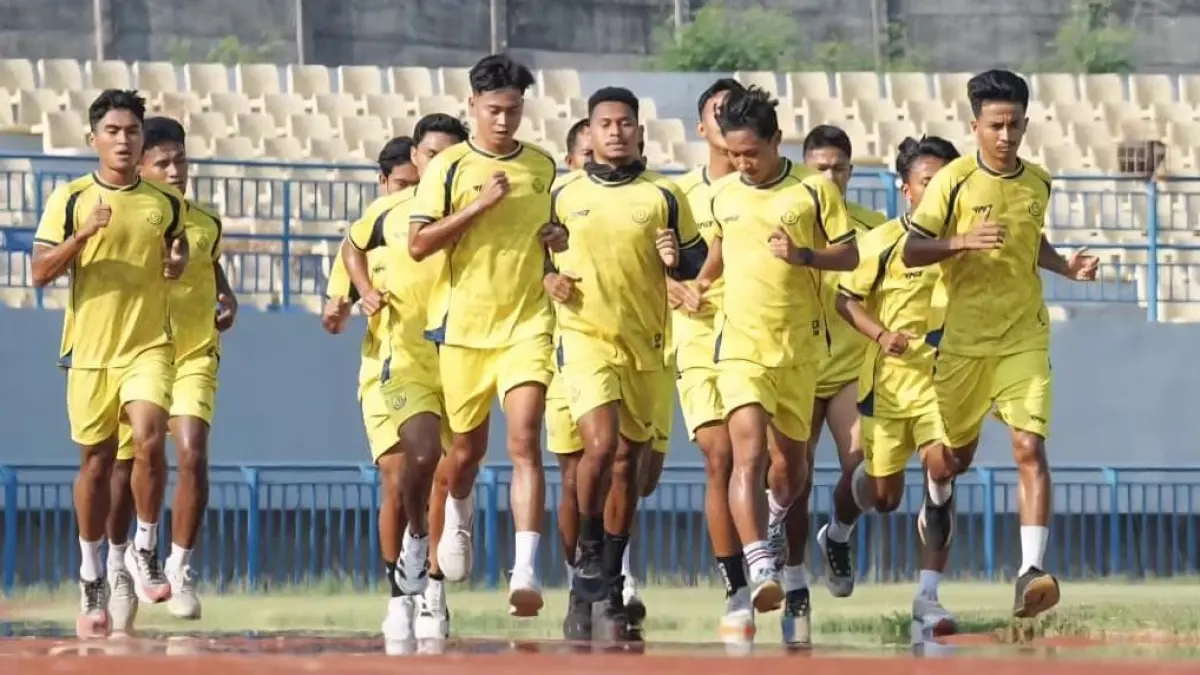 LATIHAN : Para pemain Gresik United (GU) saat latihan kemarin. (Foto : Fajar/Radar Gresik)