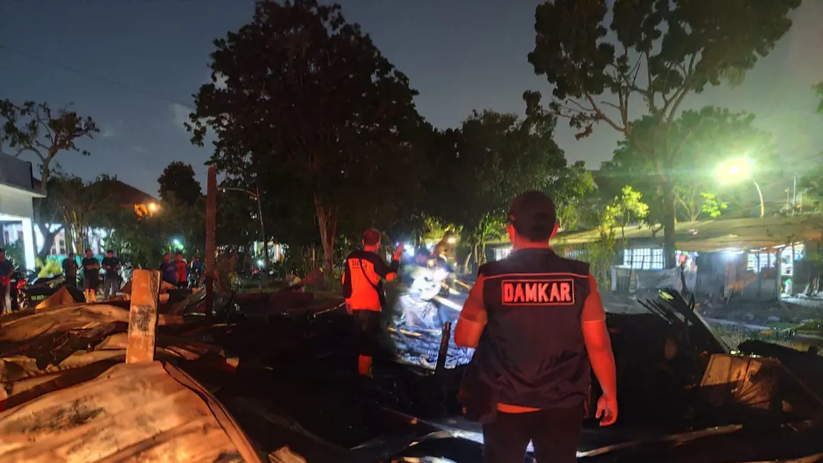 PEMADAMAN : Petugas Damkar Gresik saat melakukan pemadaman kebakaran sebuah gudang penyimpanan valet di Jalan RA Kartini, Kelurahan Sidomoro, Kecamatan Kebomas, Gresik. (Foto : Ist/Radar Gresik)