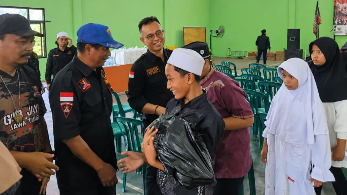 Peduli : Ketua Ormas GRIB Jaya, H.M Romadhon (kanan) memberikan bantuan sembako kepada masyarakat di wilayah Kebomas.