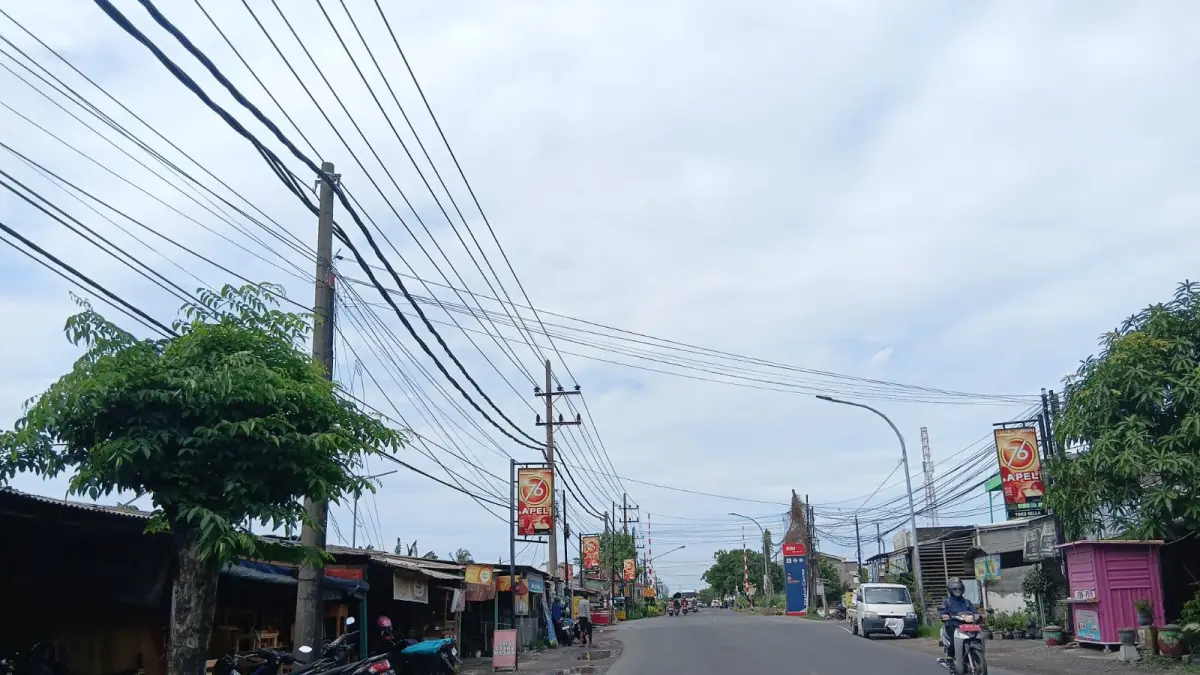 RAMAI : Jalan Raya Cerme, Gresik suasana ramai. (Foto : Ist/Radar Gresik)
