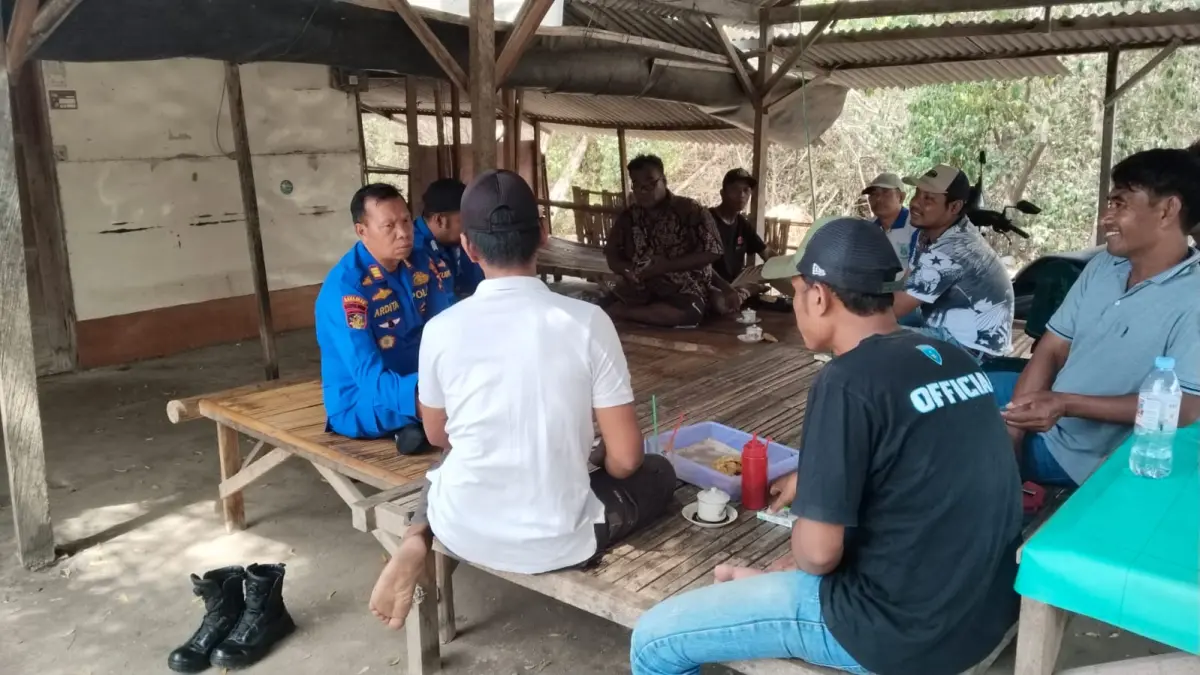 SOSIALISASI: Anggota Satpolairud Polres Gresik saat sambangi nelayan Ujungpangkah bersinerginjaga Khamtibmas. (Foto : Yudhi/Radar Gresik)