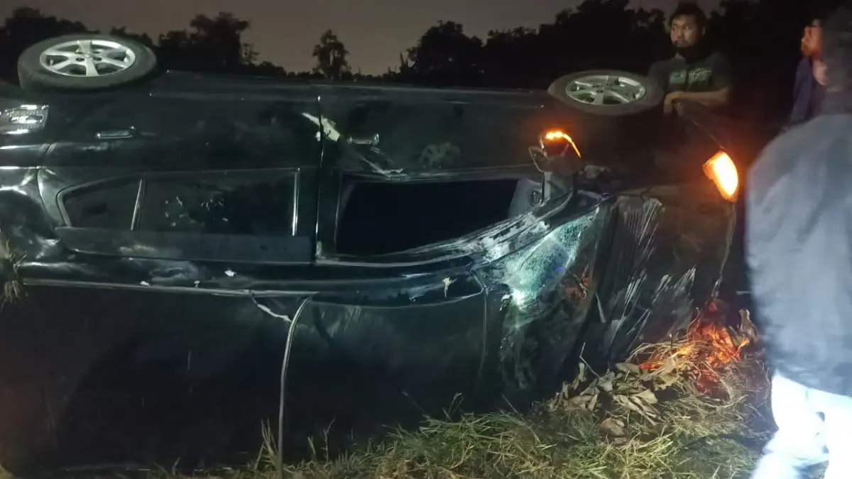 TERBALIK : Kondisi mobil Toyota Agya terbalik usai kecelakaan tunggal di Jalan Poros Desa Randu Padangan, Kecamatan Menganti, Gresik. (Foto : Ist/Radar Gresik)