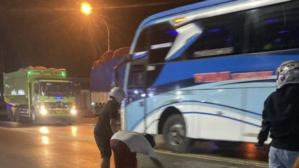 TERGELETAK : Korban pengendara sepeda motor tergeletak usai kejadian kecelakan di Jalan Raya Desa Duduksampeyan, Gresik. (Foto : Ist/Radar Gresik)