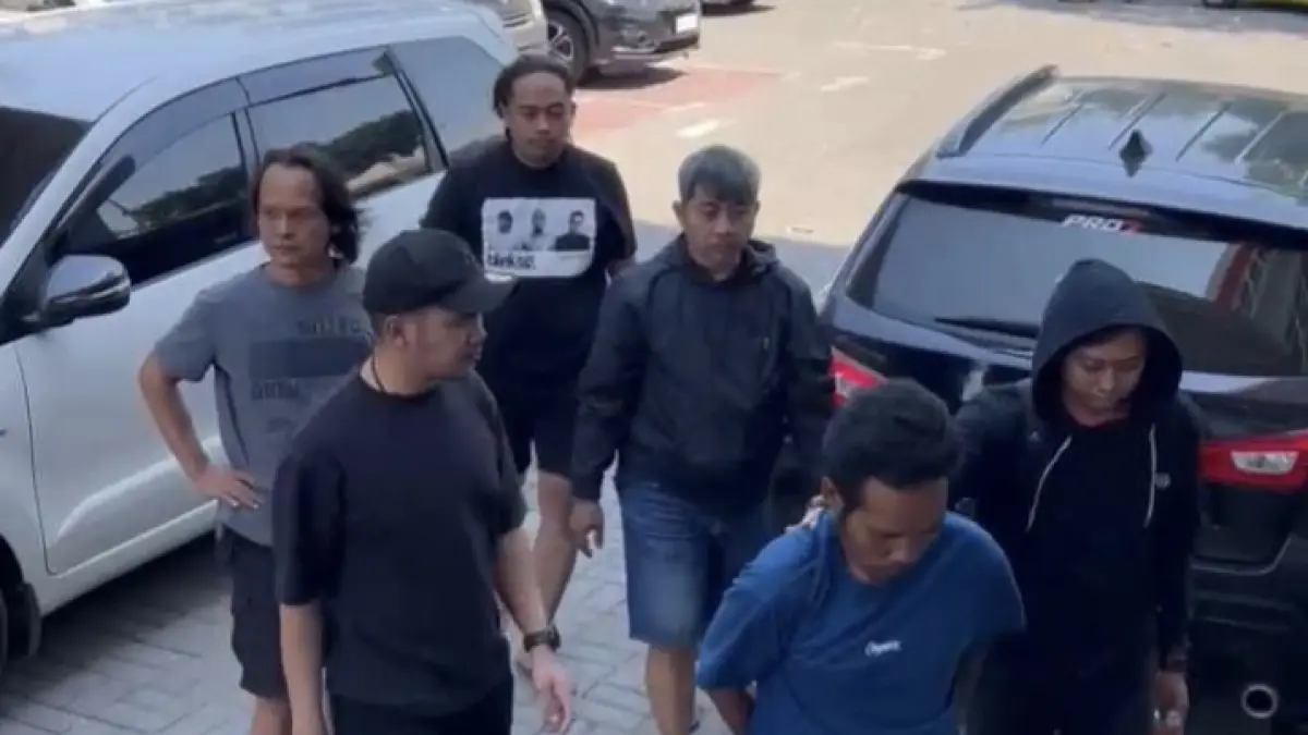 DIAMANKAN : Tersangka inisial MK saat diamankan oleh tim Resmob di Mapolres Gresik. (Foto : Ist/Radar Gresik)
