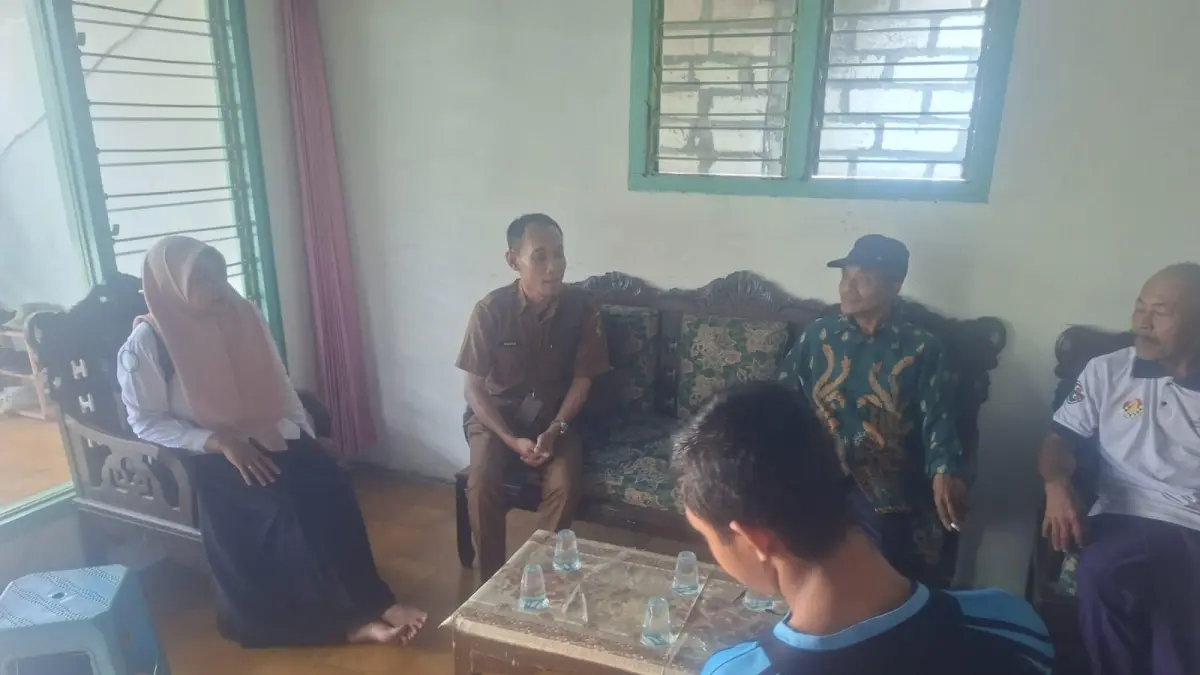DAMPINGI : UPT PPA Gresik dampingi dugaan kekerasan di Pondok Pesantren. (Foto : Fajar/Radar Gresik)