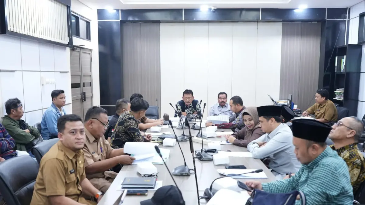 HEARING : Komisi II DPRD Gresik saat hearing bersama warga Gulomantung, Kecamatan Kebomas, Gresik. (Foto : Fajar/Radar Gresik)