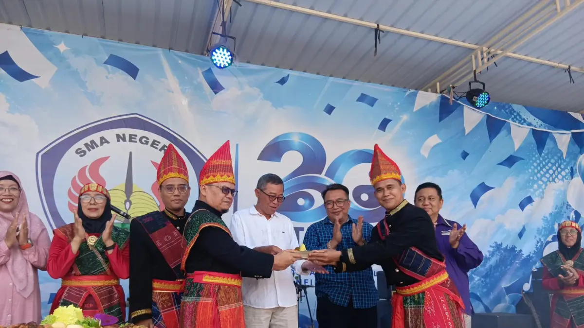 Momen HUT ke-20 semakin istimewa lantaran menjadi titik awal terbentuknya Ikatan Alumni SMAN 1 Kebomas secara resmi. (Foto : Fajar/Radar Gresik)