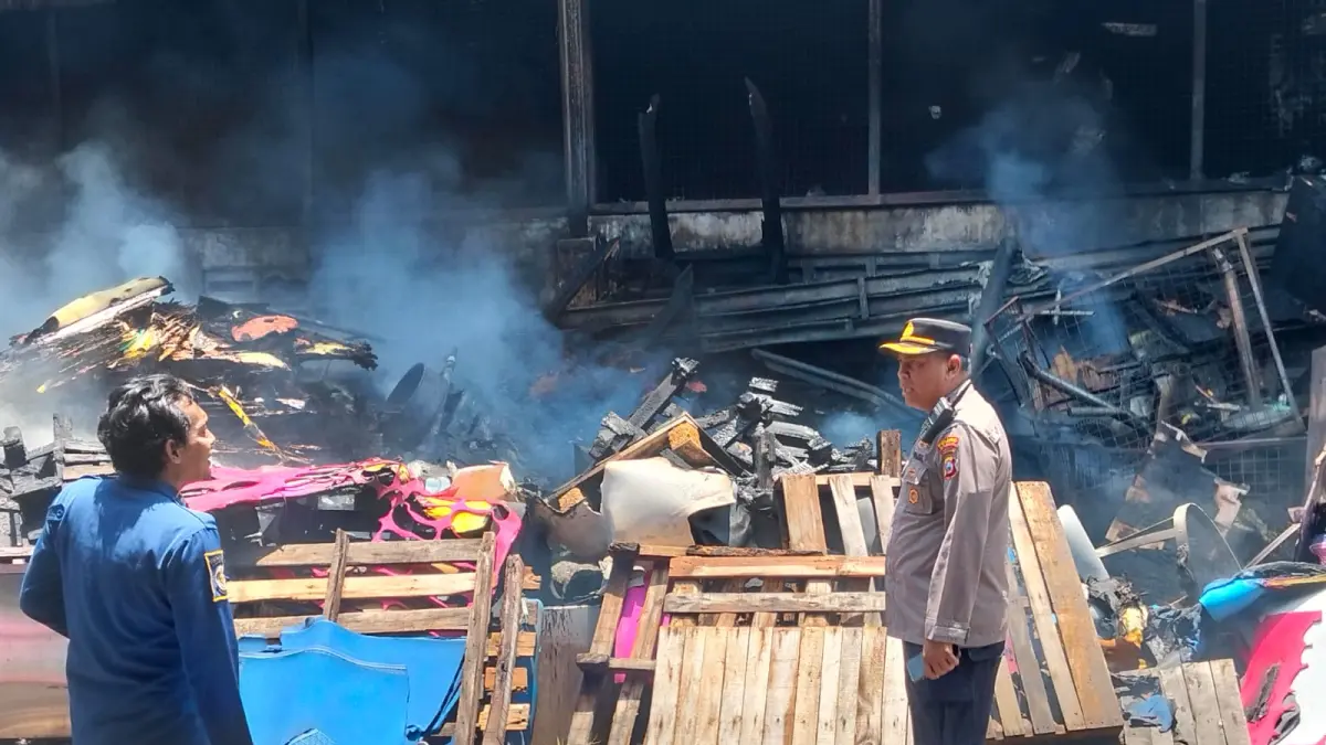 PEMADAMAN : Anggota Polsek Kebomas saat membantu petugas Damkar Gresik saat melakukan pemadaman kebakaran di belakang gudang PT Multi Inti Ruberrindo/PT New Era Ruberrindo. (Foto : Yudhi/Radar Gresik)