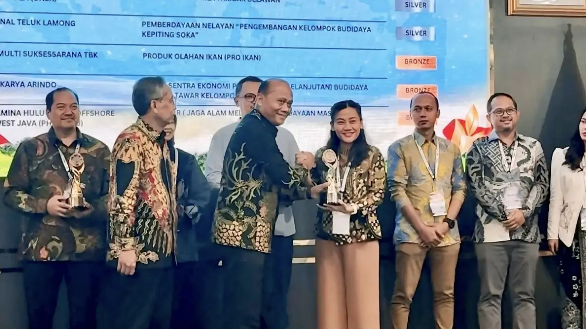 Penyerahan CSR & PDB Awards 2026 kepada Manager Komunikasi Korporasi PT Terminal Teluk Lamong, Dahlia Permata Sari, (Foto : Ist/Radar Gresik)