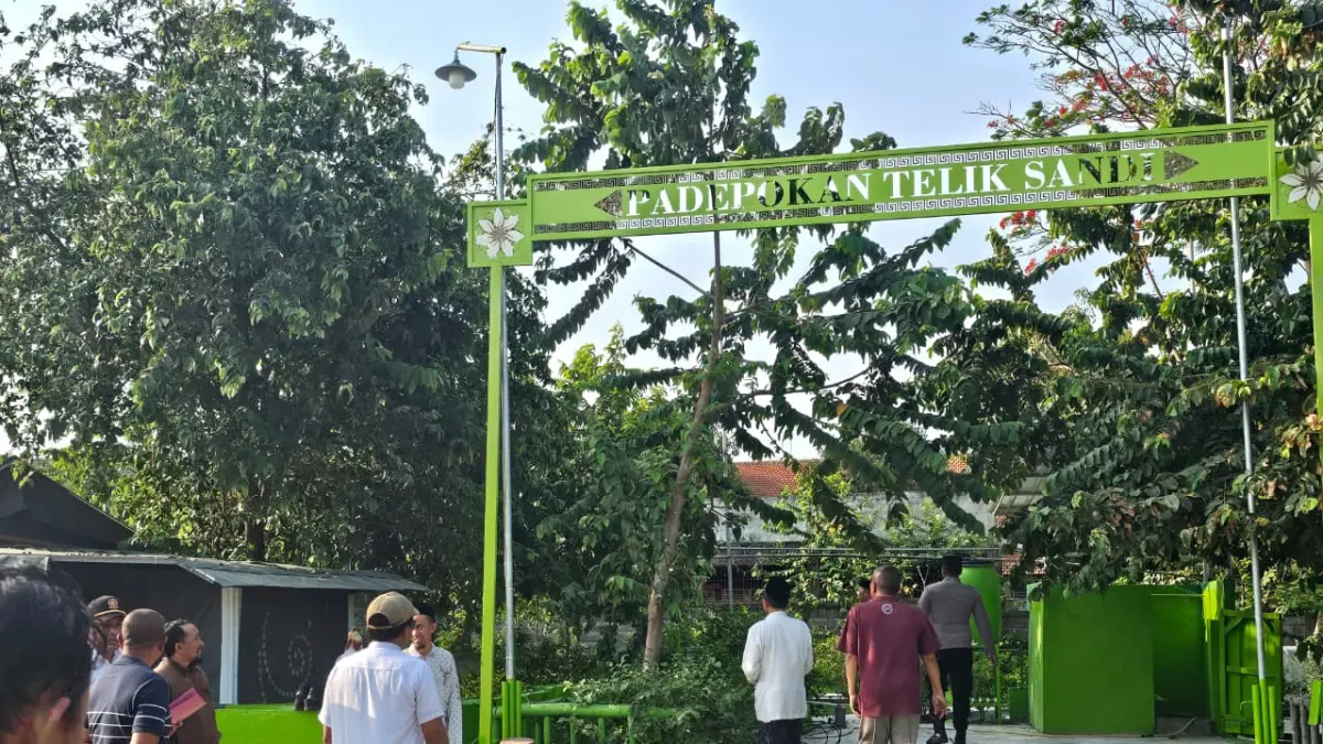 SEGERA DIBONGKAR :  Forkopimcam Cerme saat mendatangi lokasi yang di klaim sepihak sebagai makam Joko Umbaran. (Foto : Ist/Radar Gresik)