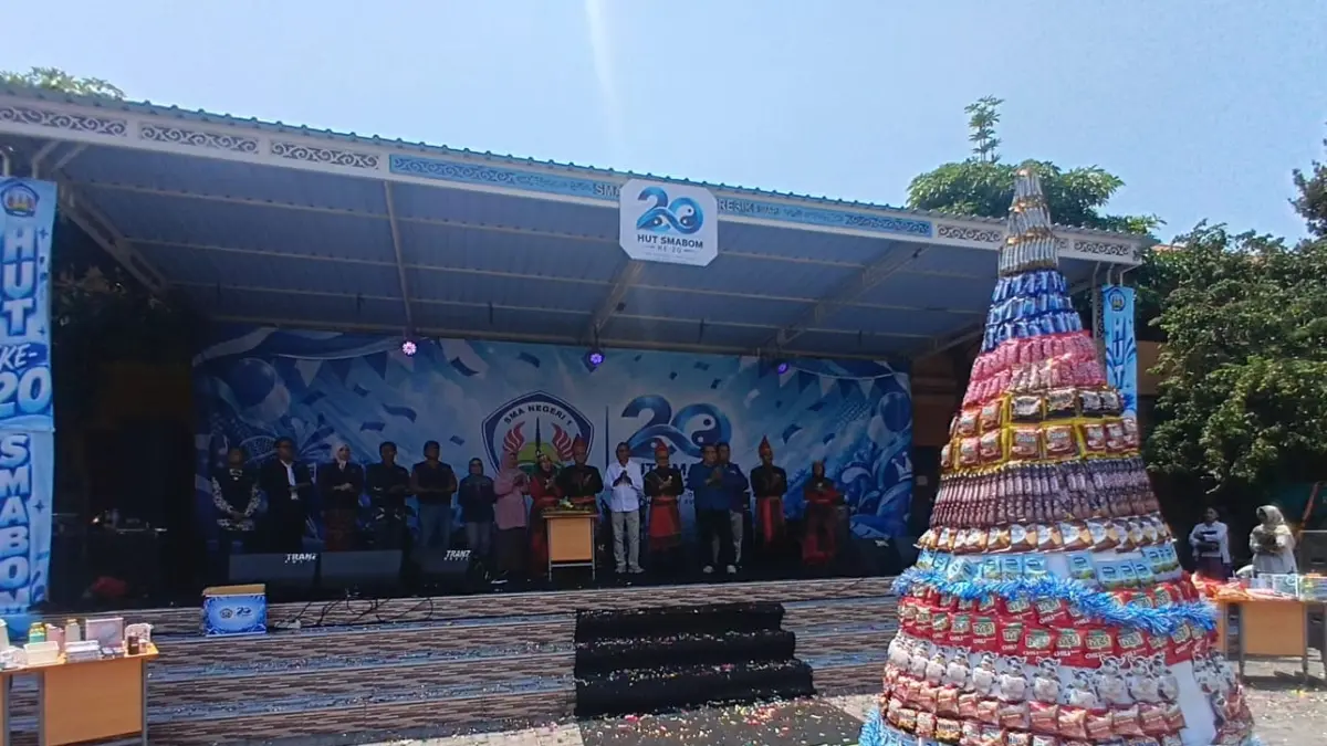 TUMPENG : Semarak HUT ke-20 SMABOM Gresik dengan tumpeng 3 meter. (Foto : Fajar/Radar Gresik)