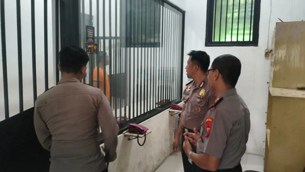 DICEK LANGSUNG : Wakapolres Gresik Kompol Rizki Santoso melakukan pengecekan langsung Rutan Sat Tahti untuk memastikan keamanan dan kondisi tahanan. (Foto : Ist/Radar Gresik)