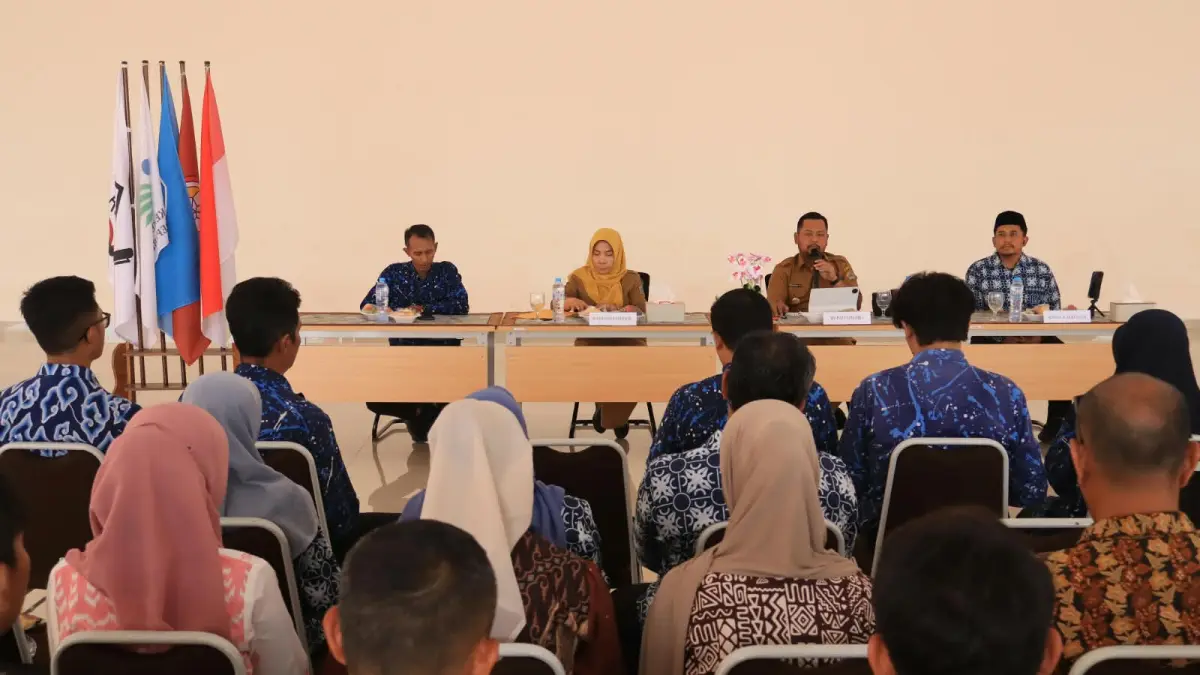 DISKUSI : Bupati Gresik Fandi Akhmad Yani saat diskusi bersama wali asuh dan wali asrama di SR Terintegrasi 1 Gresik. (Foto : Dok/Radar Gresik)