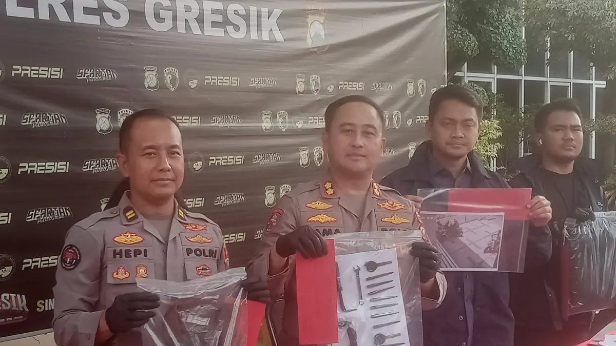 DITEMBAK : Kedua tersangka Sahal dan Muhammad Parug ditembak kakinya usai melakukan pencurian kendaraan bermotor diamankan di Mappolres Gresik. (Foto : Ist/Radar Gresik)